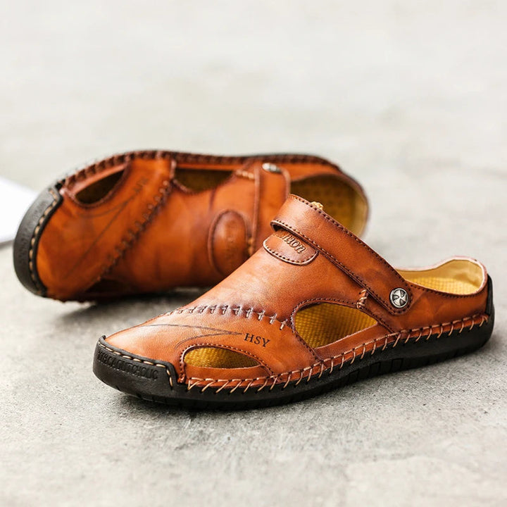 Toppvy av Jake herr sandaler. Slip-on design med sluten tå och luftigt material.