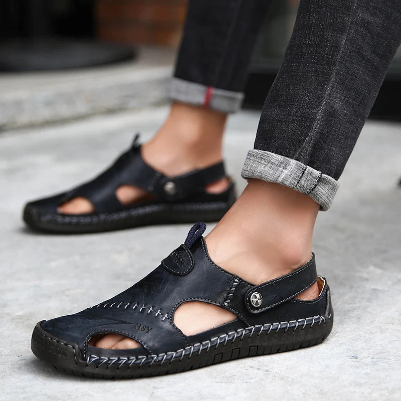 Jake herr sandaler, andningsbara med sluten tå. Perfekta sommarskor med fotvalvsstöd.