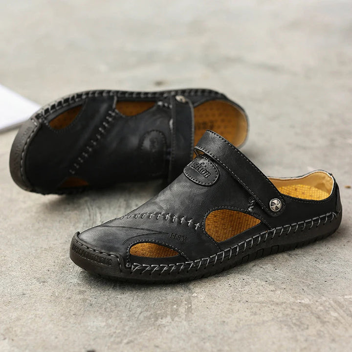 Jake slip-on sandaler för herr. Robust & andningsbar design med sluten tå och halkfri sula.