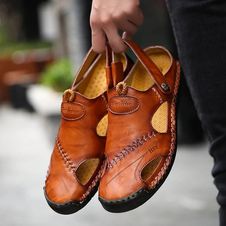 Närbild på Jake herr sandaler. Detaljerad design med andningsbart material & sluten tå.