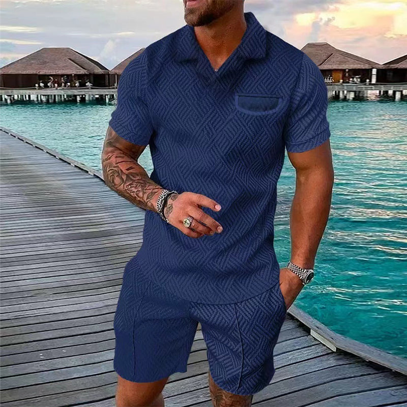 "Herrset med tryckt polo T-shirt och shorts, casual sommaroutfit, livliga mönster, perfekt för avslappnade stunder."