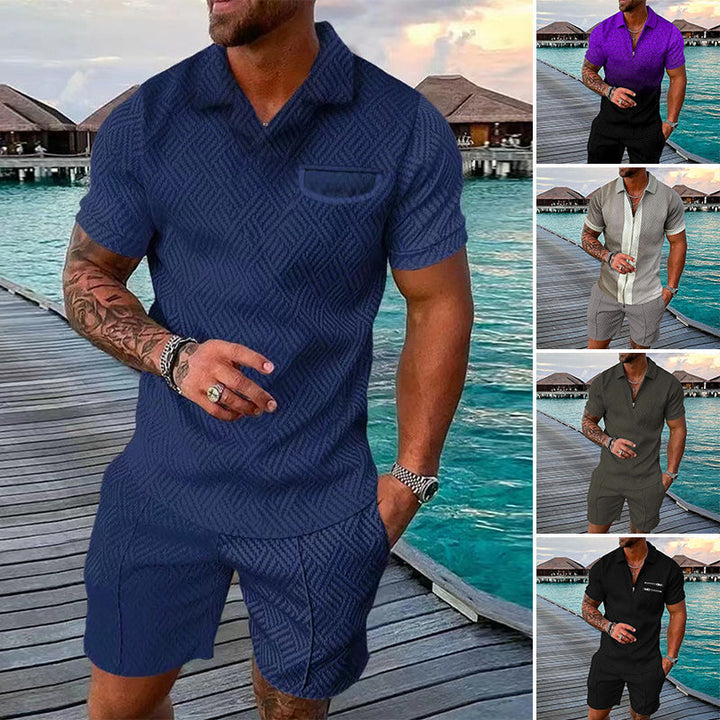"Herrset med tryckt polo T-shirt och shorts, casual sommaroutfit, livliga mönster, perfekt för avslappnade stunder."