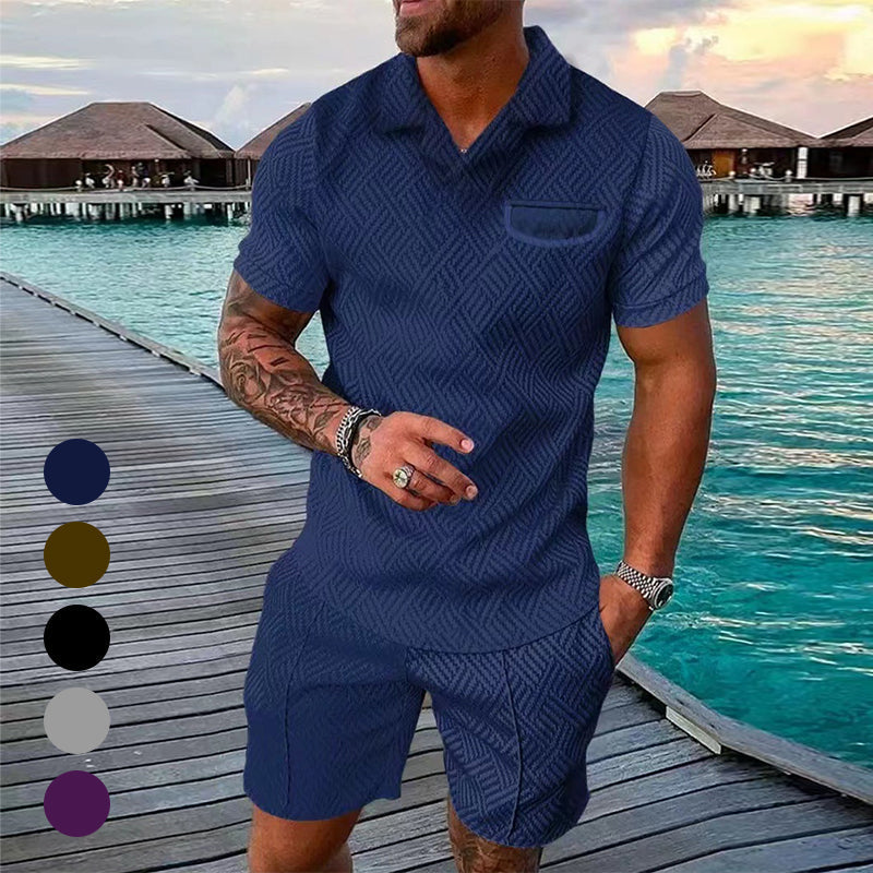"Herrset med tryckt polo T-shirt och shorts, casual sommaroutfit, livliga mönster, perfekt för avslappnade stunder."