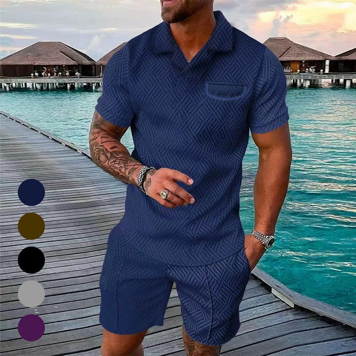 "Herrset med tryckt polo T-shirt och shorts, casual sommaroutfit, livliga mönster, perfekt för avslappnade stunder."