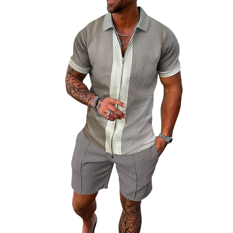 "Herrset med tryckt polo T-shirt och shorts, casual sommaroutfit, livliga mönster, perfekt för avslappnade stunder."