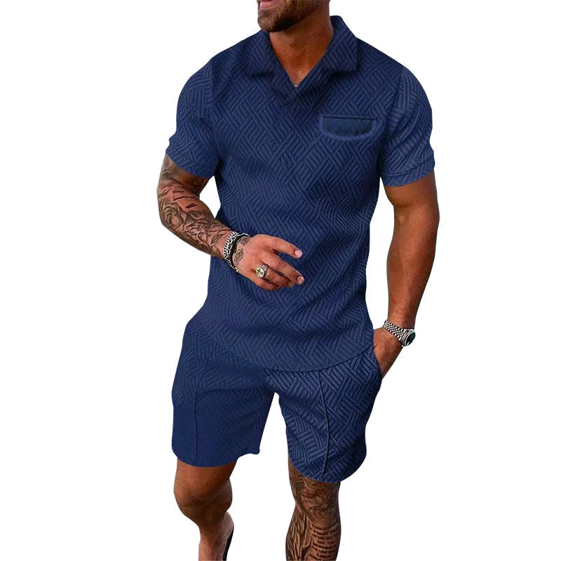 "Herrset med tryckt polo T-shirt och shorts, casual sommaroutfit, livliga mönster, perfekt för avslappnade stunder."