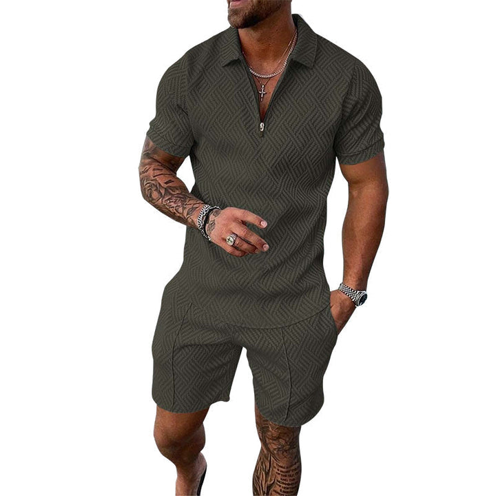 "Herrset med tryckt polo T-shirt och shorts, casual sommaroutfit, livliga mönster, perfekt för avslappnade stunder."