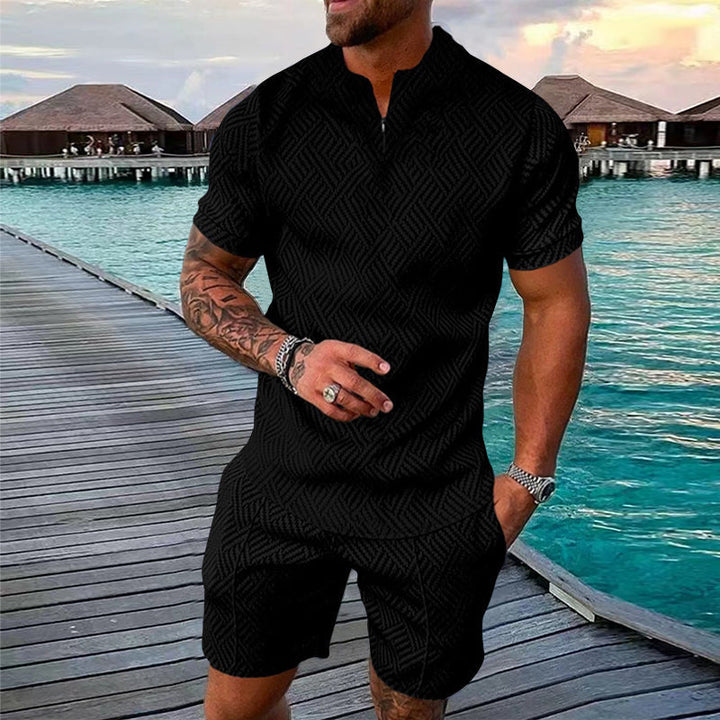 "Herrset med tryckt polo T-shirt och shorts, casual sommaroutfit, livliga mönster, perfekt för avslappnade stunder."