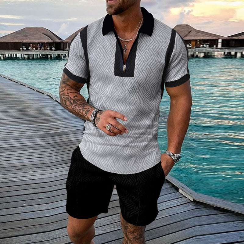"Herrset med tryckt polo T-shirt och shorts, casual sommaroutfit, livliga mönster, perfekt för avslappnade stunder."