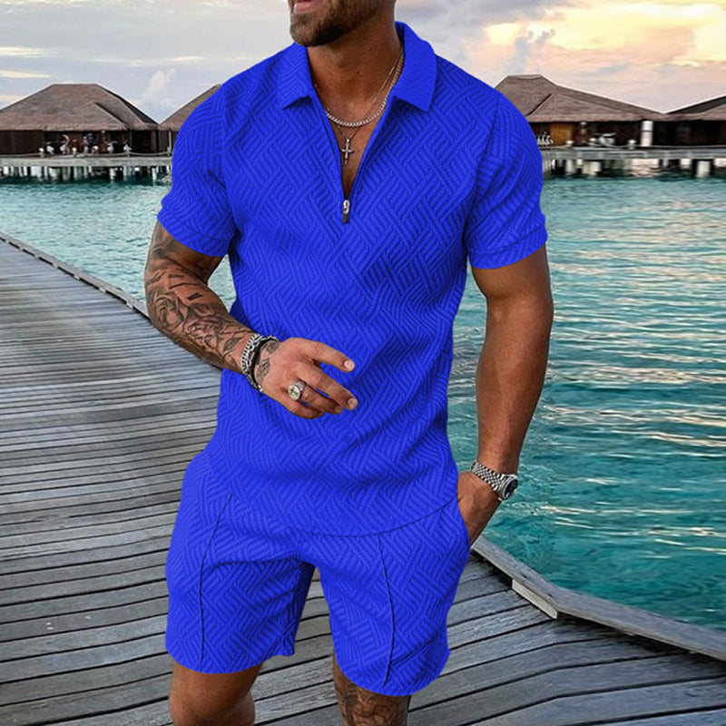 "Herrset med tryckt polo T-shirt och shorts, casual sommaroutfit, livliga mönster, perfekt för avslappnade stunder."