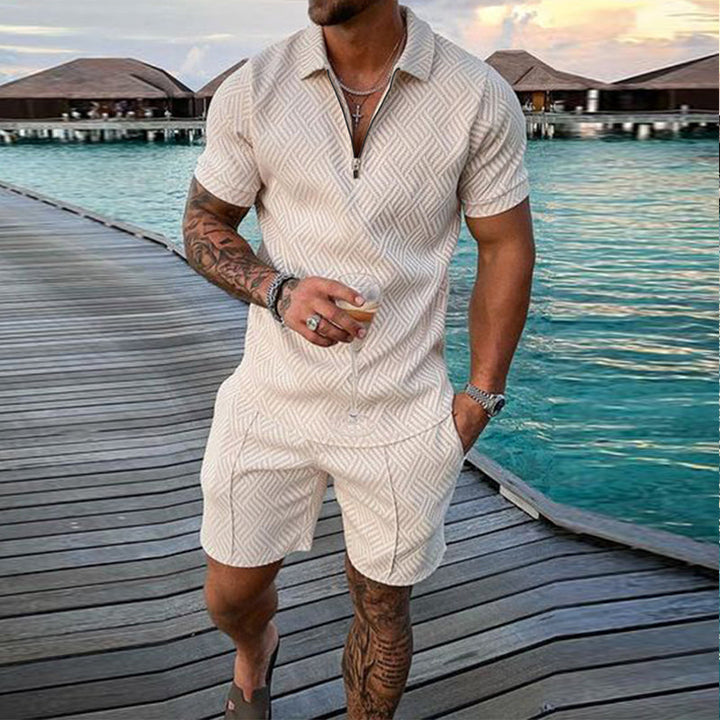 "Herrset med tryckt polo T-shirt och shorts, casual sommaroutfit, livliga mönster, perfekt för avslappnade stunder."