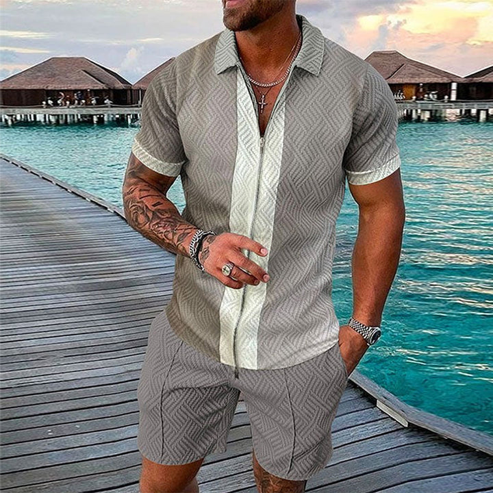 "Herrset med tryckt polo T-shirt och shorts, casual sommaroutfit, livliga mönster, perfekt för avslappnade stunder."