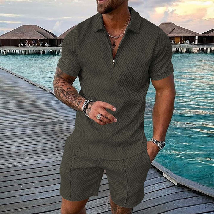 "Herrset med tryckt polo T-shirt och shorts, casual sommaroutfit, livliga mönster, perfekt för avslappnade stunder."