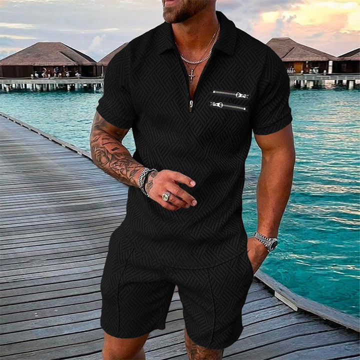 "Herrset med tryckt polo T-shirt och shorts, casual sommaroutfit, livliga mönster, perfekt för avslappnade stunder."