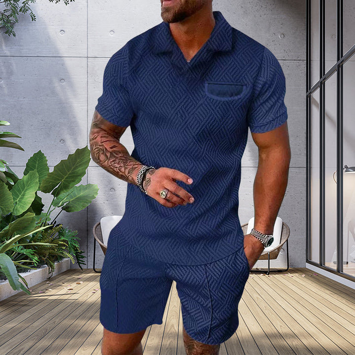 "Herrset med tryckt polo T-shirt och shorts, casual sommaroutfit, livliga mönster, perfekt för avslappnade stunder."