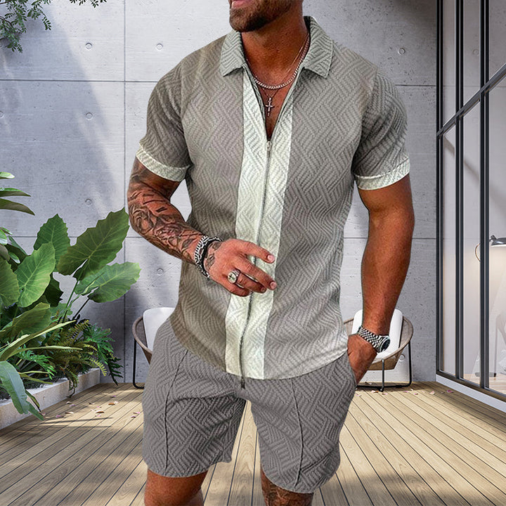 "Herrset med tryckt polo T-shirt och shorts, casual sommaroutfit, livliga mönster, perfekt för avslappnade stunder."