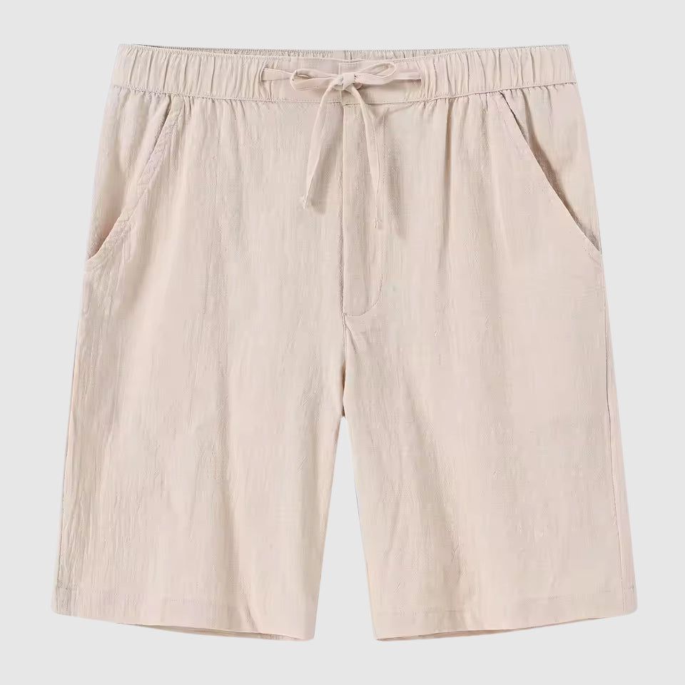 Man bär avslappnade linneshorts, bekväma och stilrena för sommaren.
