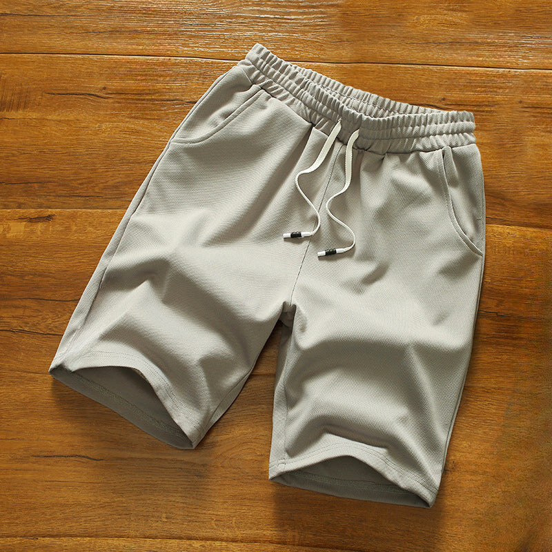 Somriga herrshorts i grön färg, med elastisk midja och sidofickor, bekväma för varma dagar.