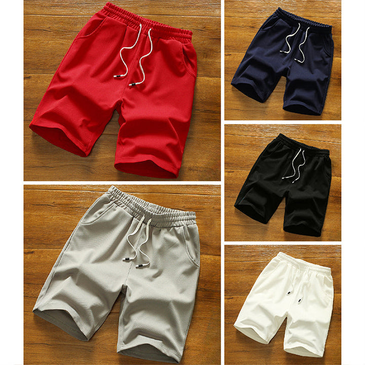 Staplade färgglada herrshorts med elastisk midja och sidofickor, visar mångsidighet för sommarstilen.