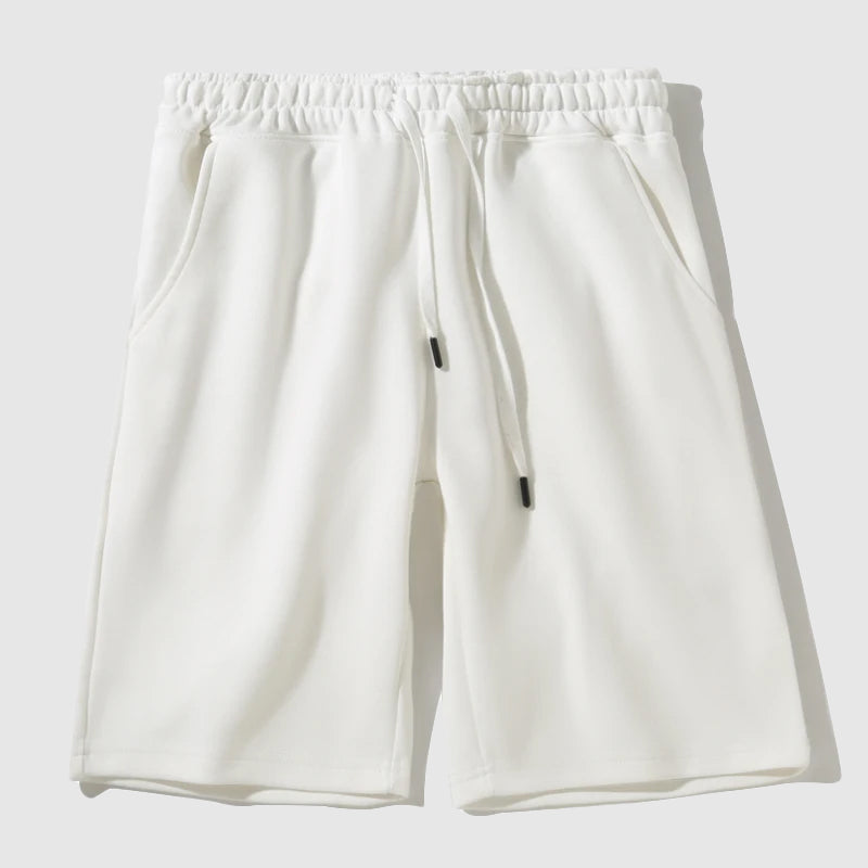 Herrshorts knälånga, sandfärgade och avslappnade, idealiska fritidsshorts för varma dagar.