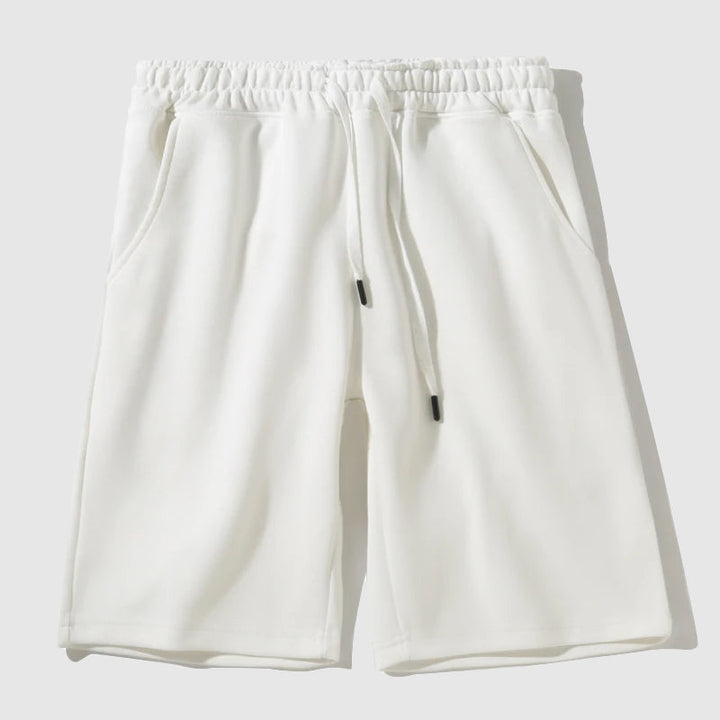 Herrshorts knälånga, sandfärgade och avslappnade, idealiska fritidsshorts för varma dagar.