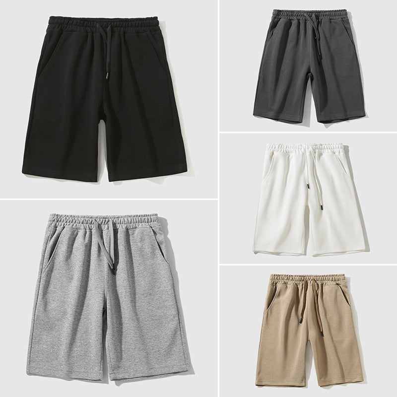 Modell bär knälånga herrshorts i avslappnad passform, visar komfort och rörelsefrihet för fritid.