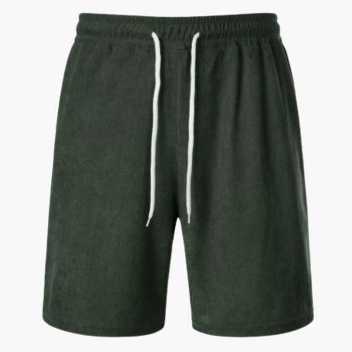 Man bär bekväma ribbade herrshorts med dragsko. Stilrena sommarshorts för fritid och avslappnade dagar.