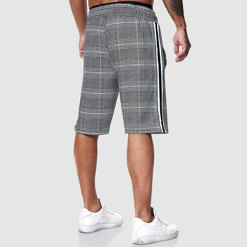 Närbild av tyget på knälånga herrshorts som visar det rutiga mönstret och dragskon.