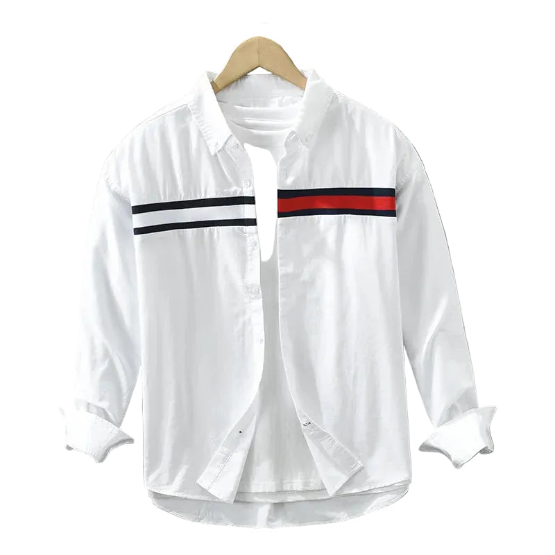 Herrskjorta button-up med färgblock i blått och vitt framifrån, modern sommarstil.