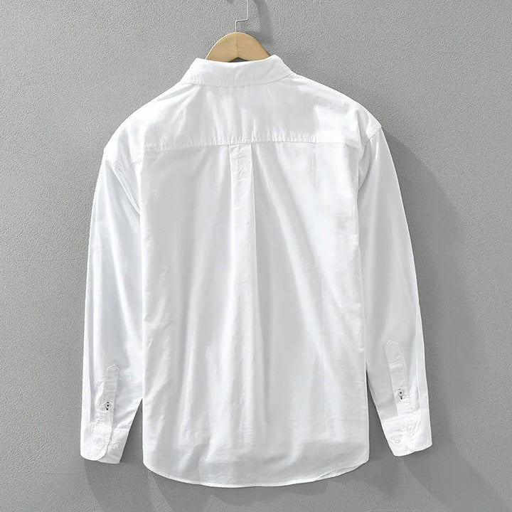 Man bär avslappnad herrskjorta med färgblock i grönt och beige, perfekt för vårdmode.