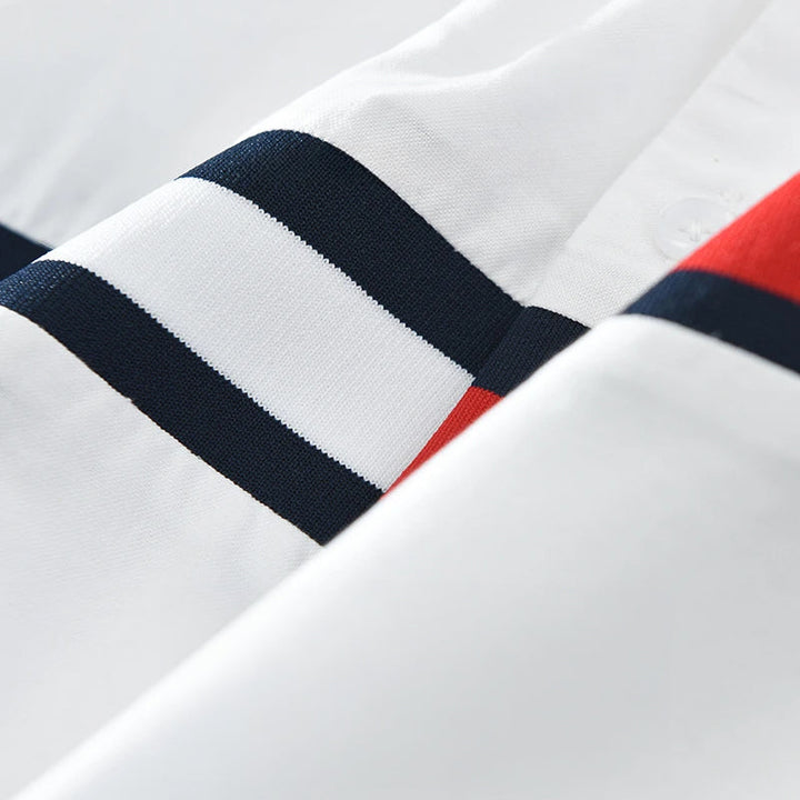 Herrskjorta button-up med färgblock i rött och grått, bekväm och mångsidig för sommar.