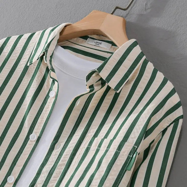 Elegant randig herrskjorta i blått och vitt, mångsidig och bekväm för olika tillfällen.