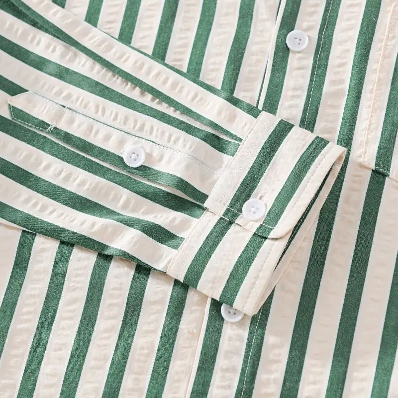 Detaljbild på kragen och knapparna av en stilfull randig herrskjorta, perfekt för vårmode.