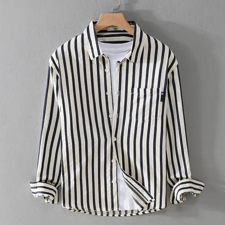 Herrskjorta Elegant Randig, helkropp med modell, visar dess bekväma passform och eleganta snitt.