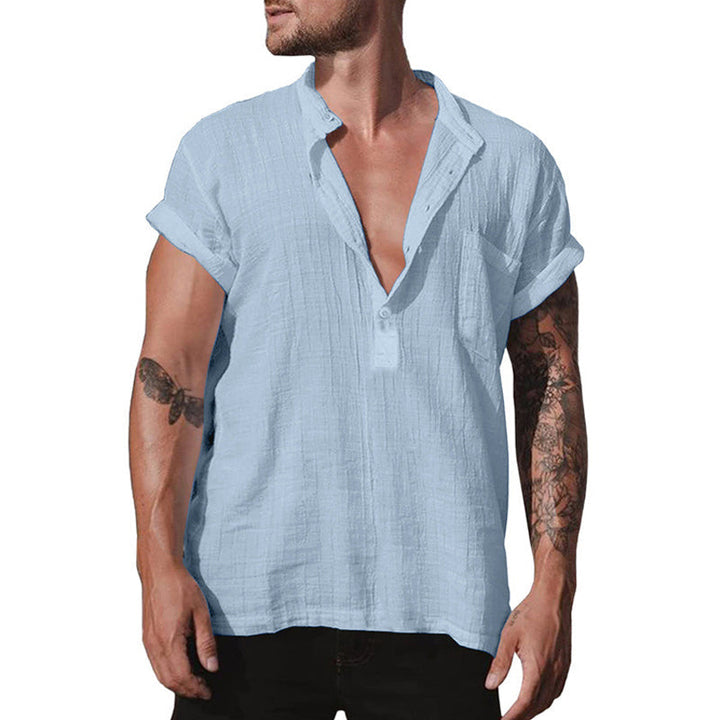 "Herrskjorta i bomullslinne med ståkrage, kortärmad, vit, elegant och modern för sommarbruk, herrmode."