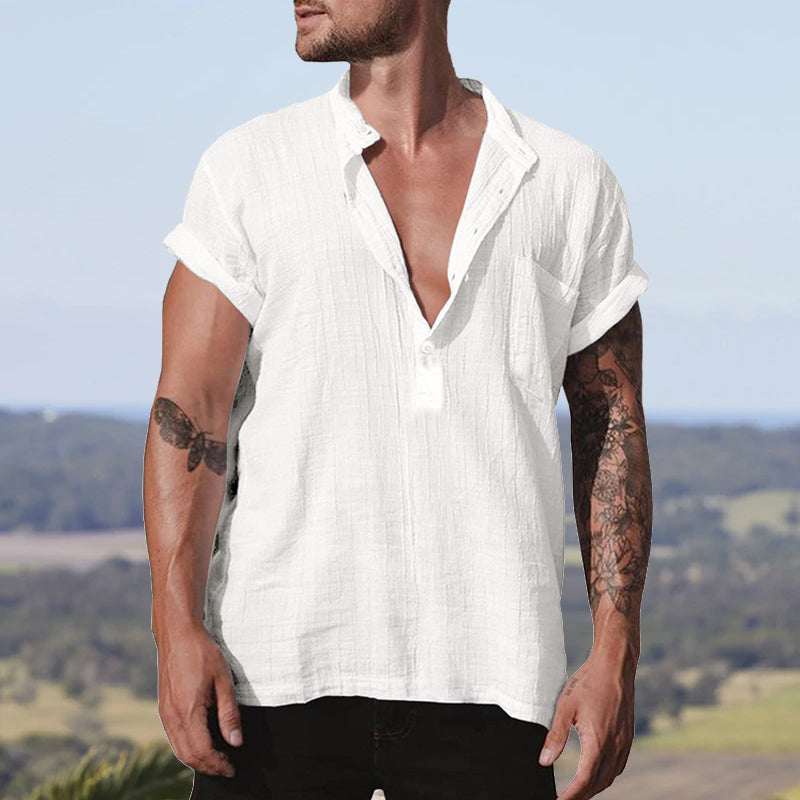 "Herrskjorta i bomullslinne med ståkrage, kortärmad, vit, elegant och modern för sommarbruk, herrmode."