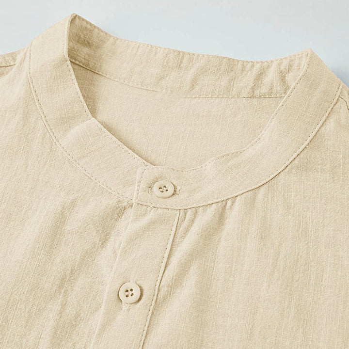 "Herrskjorta i bomullslinne med ståkrage, kortärmad, vit, elegant och modern för sommarbruk, herrmode."