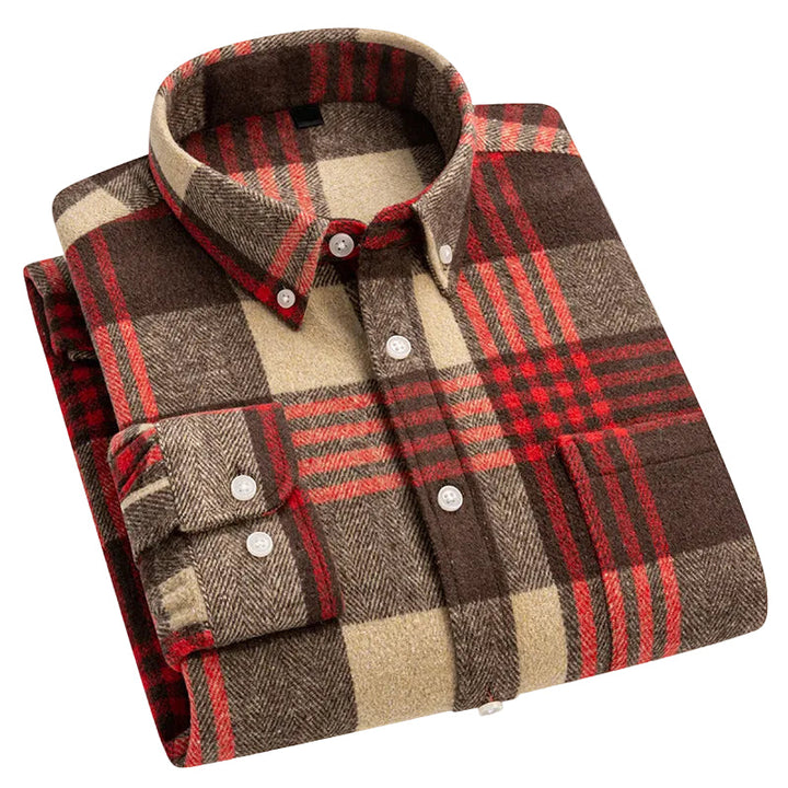 Herrskjorta i rött och svart rutigt bomullstyg med polokrage och knappslå, perfekt för casual stil.