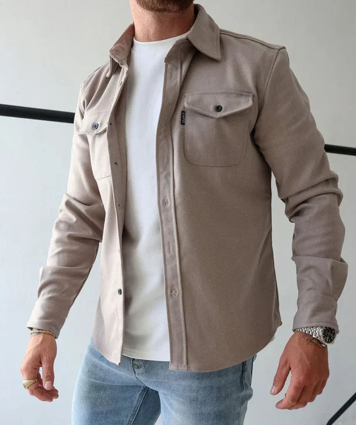 Herrskjorta med lång ärm & praktiska fickor, perfekt för vardag & casual stil.