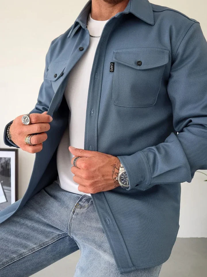 Elegant långärmad herrskjorta med funktionella fickor, en klassiker för herrmode.