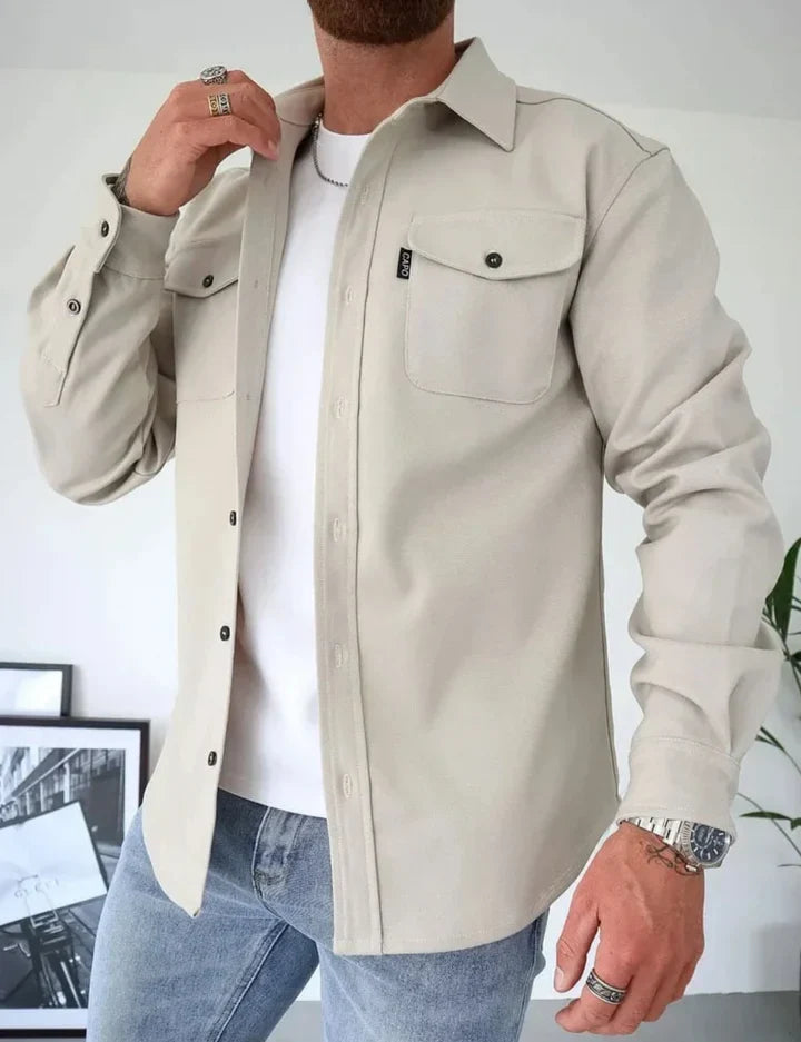 Casual långärmad herrskjorta med praktiska fickor för en enkel & bekväm vardagsstil.