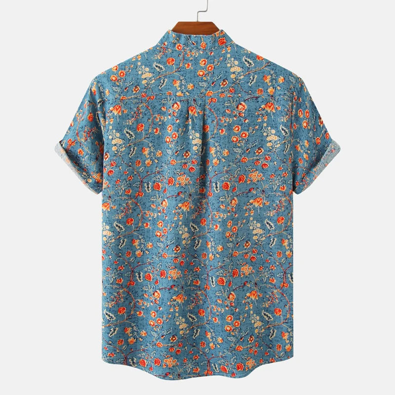Avslappnad herrskjorta med kort ärm och mandarinkrage, stylad för en bekväm strandmode-look.