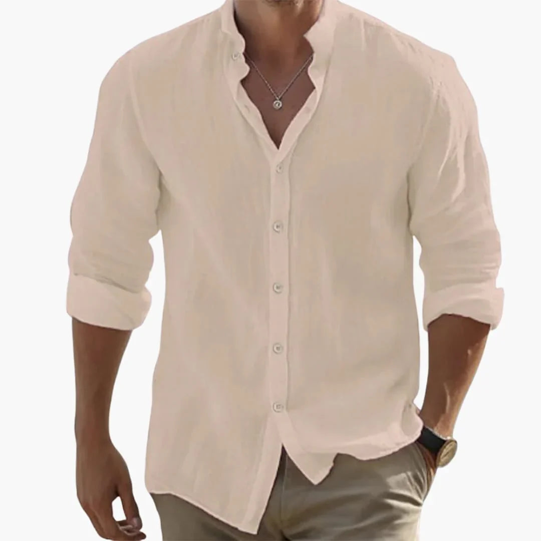 Modern slim fit herrskjorta med ståkrage. Långärmad design för en elegant och stilren look.