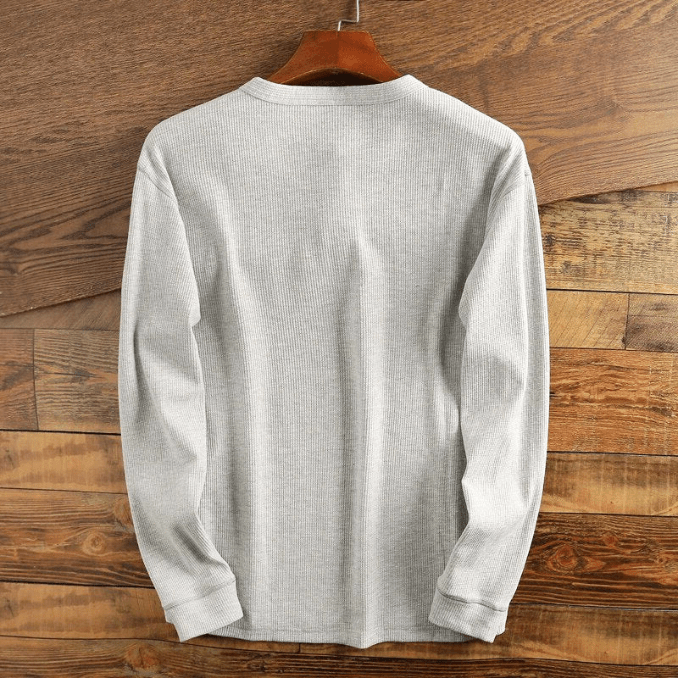 Detaljbild av herrskjortans våffelstruktur i tyget. Mjuk och bekväm långärmad Henley.