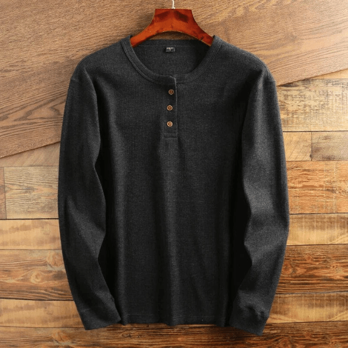 Man bär en stilren herr-Henley med våffelstruktur. Perfekt för höstens avslappnade mode.