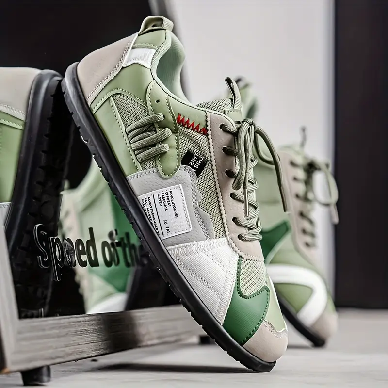 Detaljerad bild av herrsneakers, belyser den unika färgblocksdesignen och bekväma passformen.