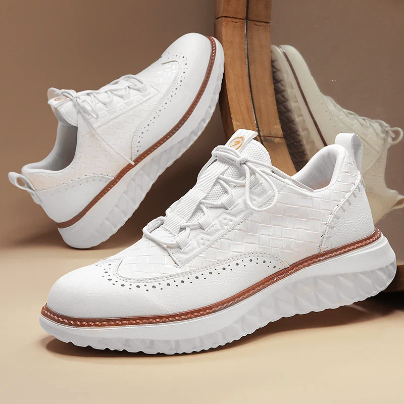 Närbild av herr Oxford-stil sneakers ovandel med snörning och fina stygn i brun nyans