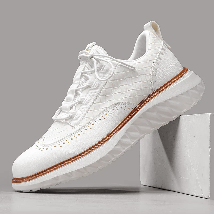 Två par herrskor Oxford-stil Casual Sneakers i brunt och svart, redo för diverse fritidsaktiviteter