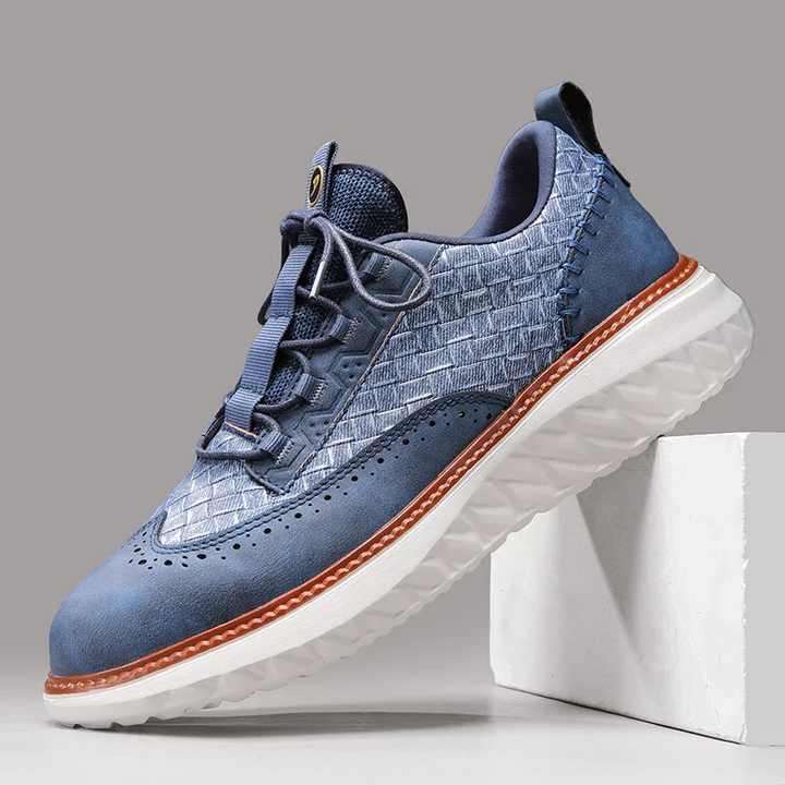 Man bär herrskor Oxford-stil Casual Sneakers i en casual outfit, visar mångsidighet och design