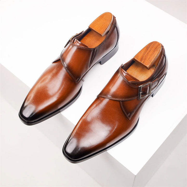 Stilrena svarta herrskor slip-on i läder, perfekta som modeskor för alla tillfällen.